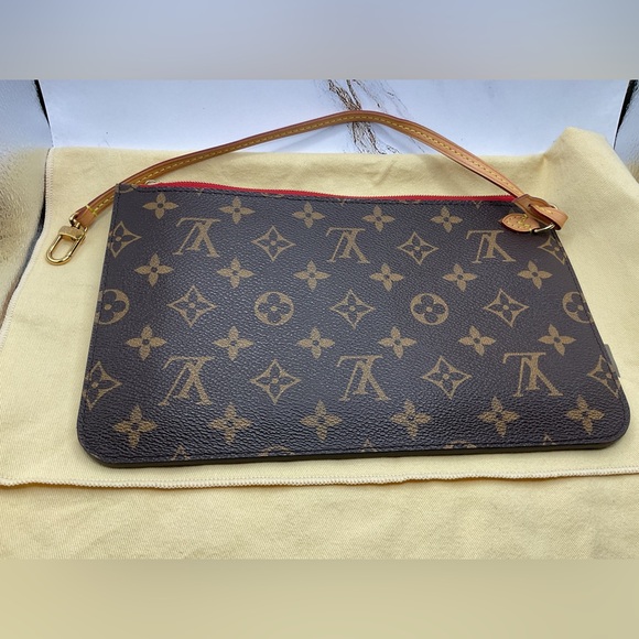 Louis Vuitton Neverfull Pouch - Picture 2 of 15